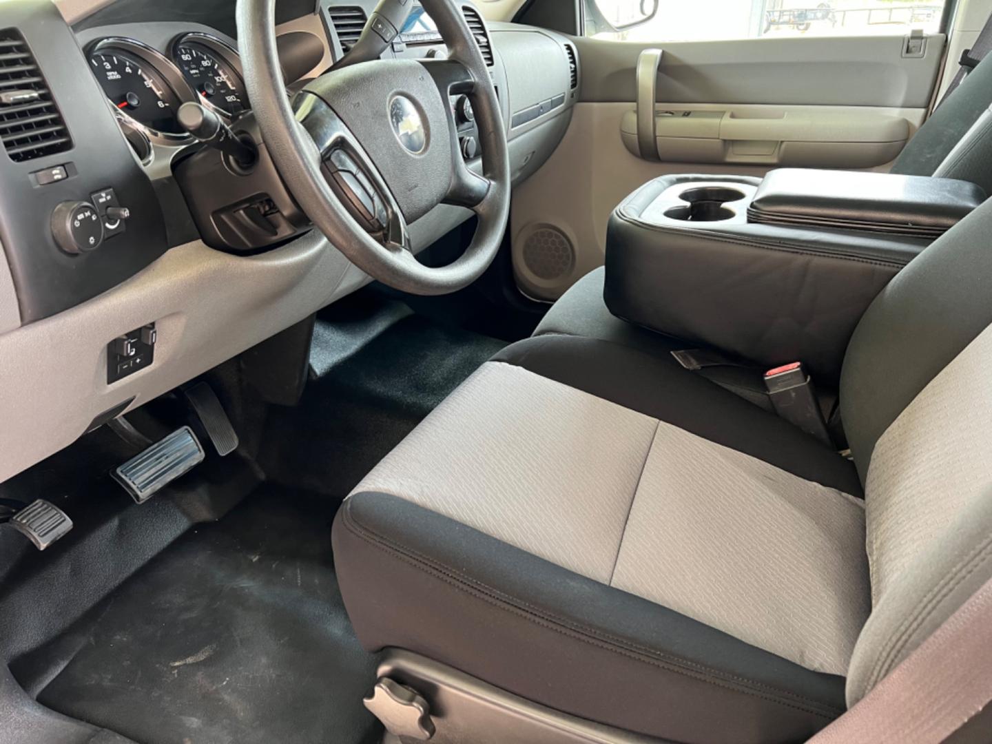 2009 White /Gray Chevrolet Silverado 2500HD LS (1GCHC49K49E) with an 6.0L V8 engine, Automatic transmission, located at 4520 Airline Hwy, Baton Rouge, LA, 70805, (225) 357-1497, 30.509325, -91.145432 - 2009 Chevy Silverado 2500HD Ext Cab LS 6.0 V8 Gas, 161K Miles, Power Windows & Locks, Cold A/C, Toolboxes, Tow Pkg. NO IN HOUSE FINANCING. FOR INFO PLEASE CONTACT JEFF AT 225 357-1497 CHECK OUT OUR A+ RATING WITH THE BETTER BUSINESS BUREAU WE HAVE BEEN A FAMILY OWNED AND OPERATED BUSINESS AT THE SA - Photo#9